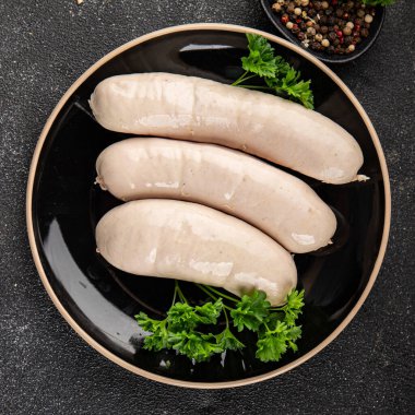 Beyaz sosisli et yemeği taze sucuklu sosis taze lezzetli gurme yemek arkaplanı masa kırsal yiyeceklerin üst görüntüsü fotokopi alanı.