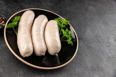 Beyaz sosisli et yemeği taze sucuklu sosis taze lezzetli gurme yemek arkaplanı masa kırsal yiyeceklerin üst görüntüsü fotokopi alanı.