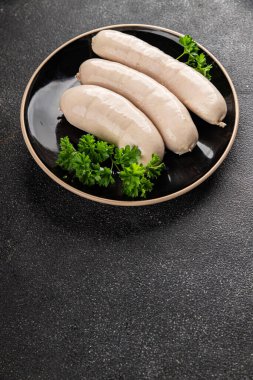 Beyaz sosisli et yemeği taze sucuklu sosis taze lezzetli gurme yemek arkaplanı masa kırsal yiyeceklerin üst görüntüsü fotokopi alanı.