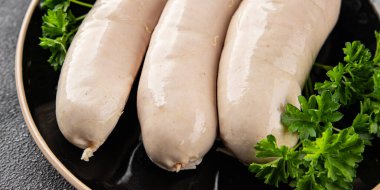 Beyaz sosisli et yemeği taze sucuklu sosis taze lezzetli gurme yemek arkaplanı masa kırsal yiyeceklerin üst görüntüsü fotokopi alanı.