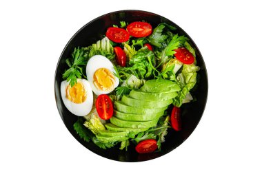 Salata avokado, haşlanmış yumurta, domates, yeşil yaprak marul, sebze tabağı taze gurme yemek arkaplan masanın üzerinde rustik yemek üst görünüm fotokopi uzay vejetaryen gıda