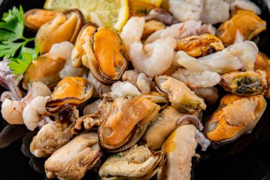 Deniz ürünleri karışımı midyeler, karides, karides, rapan, mürekkep balığı yemeği taze gurme yemek masanın üstünde rustik yiyecekler üst görünüm uzay keto paleo diyet vejetaryen diyeti