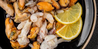 Deniz ürünleri karışımı midyeler, karides, karides, rapan, mürekkep balığı yemeği taze gurme yemek masanın üstünde rustik yiyecekler üst görünüm uzay keto paleo diyet vejetaryen diyeti