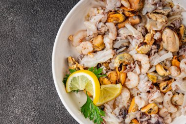 Deniz ürünleri karışımı midyeler, karides, karides, rapan, mürekkep balığı yemeği taze gurme yemek masanın üstünde rustik yiyecekler üst görünüm uzay keto paleo diyet vejetaryen diyeti