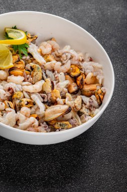 Deniz ürünleri karışımı midyeler, karides, karides, rapan, mürekkep balığı yemeği taze gurme yemek masanın üstünde rustik yiyecekler üst görünüm uzay keto paleo diyet vejetaryen diyeti