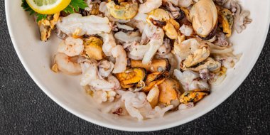 Deniz ürünleri karışımı midyeler, karides, karides, rapan, mürekkep balığı yemeği taze gurme yemek masanın üstünde rustik yiyecekler üst görünüm uzay keto paleo diyet vejetaryen diyeti