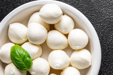 Mozzarella mini peynir topları taze lezzetli gurme yemek arkaplanı masadaki rustik yiyecekler üst görünüm fotokopi alanı
