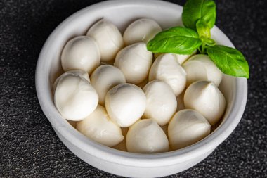 Mozzarella mini peynir topları taze lezzetli gurme yemek arkaplanı masadaki rustik yiyecekler üst görünüm fotokopi alanı