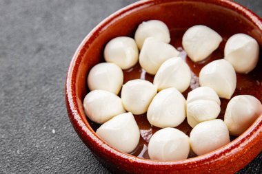 Mozzarella mini peynir topları taze lezzetli gurme yemek arkaplanı masadaki rustik yiyecekler üst görünüm fotokopi alanı