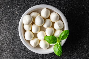 Mozzarella mini peynir topları taze lezzetli gurme yemek arkaplanı masadaki rustik yiyecekler üst görünüm fotokopi alanı