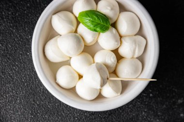 Mozzarella mini peynir topları taze lezzetli gurme yemek arkaplanı masadaki rustik yiyecekler üst görünüm fotokopi alanı