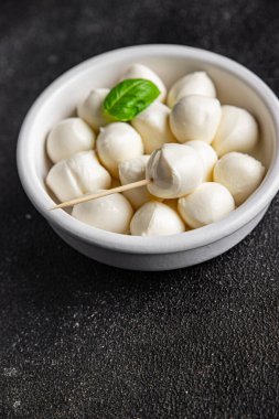 Mozzarella mini peynir topları taze lezzetli gurme yemek arkaplanı masadaki rustik yiyecekler üst görünüm fotokopi alanı