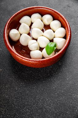 Mozzarella mini peynir topları taze lezzetli gurme yemek arkaplanı masadaki rustik yiyecekler üst görünüm fotokopi alanı