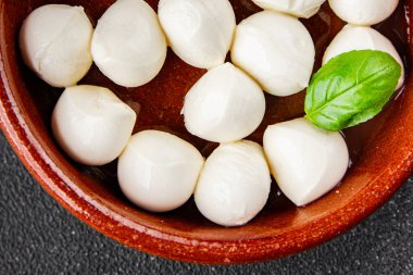 Mozzarella mini peynir topları taze lezzetli gurme yemek arkaplanı masadaki rustik yiyecekler üst görünüm fotokopi alanı