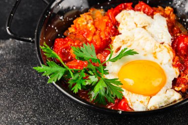Kızarmış yumurta domatesleri shakshuka sebze aperatifleri taze lezzetli gurme yemek arkaplanı masanın üzerinde rustik yemekler üst görünüm fotokopi alanı vejetaryen yemekleri