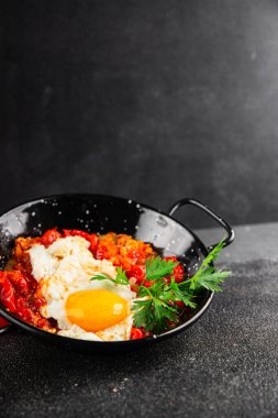 Kızarmış yumurta domatesleri shakshuka sebze aperatifleri taze lezzetli gurme yemek arkaplanı masanın üzerinde rustik yemekler üst görünüm fotokopi alanı vejetaryen yemekleri