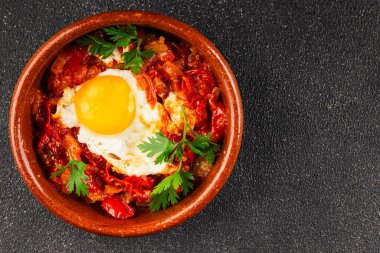 Kızarmış yumurta domatesleri shakshuka sebze aperatifleri taze lezzetli gurme yemek arkaplanı masanın üzerinde rustik yemekler üst görünüm fotokopi alanı vejetaryen yemekleri