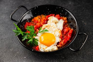 Kızarmış yumurta domatesleri shakshuka sebze aperatifleri taze lezzetli gurme yemek arkaplanı masanın üzerinde rustik yemekler üst görünüm fotokopi alanı vejetaryen yemekleri