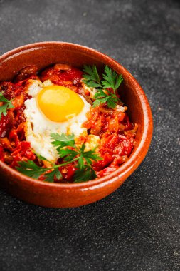 Kızarmış yumurta domatesleri shakshuka sebze aperatifleri taze lezzetli gurme yemek arkaplanı masanın üzerinde rustik yemekler üst görünüm fotokopi alanı vejetaryen yemekleri