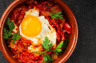 Kızarmış yumurta domatesleri shakshuka sebze aperatifleri taze lezzetli gurme yemek arkaplanı masanın üzerinde rustik yemekler üst görünüm fotokopi alanı vejetaryen yemekleri