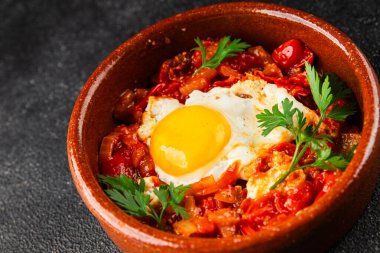 Kızarmış yumurta domatesleri shakshuka sebze aperatifleri taze lezzetli gurme yemek arkaplanı masanın üzerinde rustik yemekler üst görünüm fotokopi alanı vejetaryen yemekleri