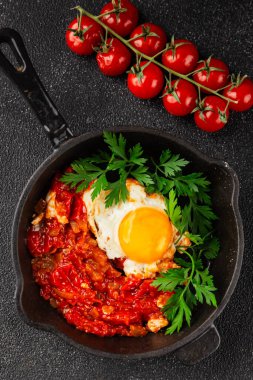 Kızarmış yumurta domatesleri shakshuka sebze aperatifleri taze lezzetli gurme yemek arkaplanı masanın üzerinde rustik yemekler üst görünüm fotokopi alanı vejetaryen yemekleri