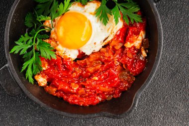 Kızarmış yumurta domatesleri shakshuka sebze aperatifleri taze lezzetli gurme yemek arkaplanı masanın üzerinde rustik yemekler üst görünüm fotokopi alanı vejetaryen yemekleri