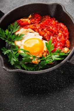 Kızarmış yumurta domatesleri shakshuka sebze aperatifleri taze lezzetli gurme yemek arkaplanı masanın üzerinde rustik yemekler üst görünüm fotokopi alanı vejetaryen yemekleri