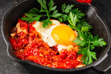 Kızarmış yumurta domatesleri shakshuka sebze aperatifleri taze lezzetli gurme yemek arkaplanı masanın üzerinde rustik yemekler üst görünüm fotokopi alanı vejetaryen yemekleri