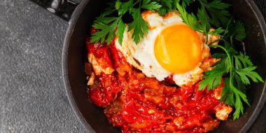 Kızarmış yumurta domatesleri shakshuka sebze aperatifleri taze lezzetli gurme yemek arkaplanı masanın üzerinde rustik yemekler üst görünüm fotokopi alanı vejetaryen yemekleri