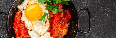 Kızarmış yumurta domatesleri shakshuka sebze aperatifleri taze lezzetli gurme yemek arkaplanı masanın üzerinde rustik yemekler üst görünüm fotokopi alanı vejetaryen yemekleri