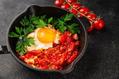 Kızarmış yumurta domatesleri shakshuka sebze aperatifleri taze lezzetli gurme yemek arkaplanı masanın üzerinde rustik yemekler üst görünüm fotokopi alanı vejetaryen yemekleri