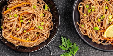 Karabuğday erişteli soba bir kâse taze Asya mutfağı masada rustik yiyecekler üst görünümde fotokopi alanı