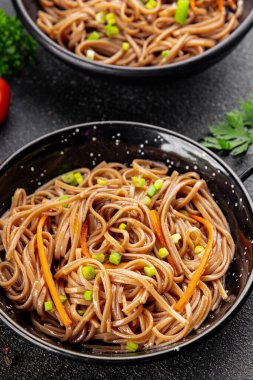 Karabuğday erişteli soba bir kâse taze Asya mutfağı masada rustik yiyecekler üst görünümde fotokopi alanı