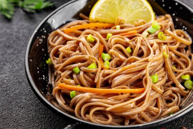 Karabuğday erişteli soba bir kâse taze Asya mutfağı masada rustik yiyecekler üst görünümde fotokopi alanı