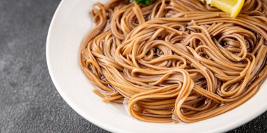 Karabuğday erişteli soba bir kâse taze Asya mutfağı masada rustik yiyecekler üst görünümde fotokopi alanı