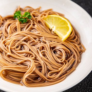 Karabuğday erişteli soba bir kâse taze Asya mutfağı masada rustik yiyecekler üst görünümde fotokopi alanı