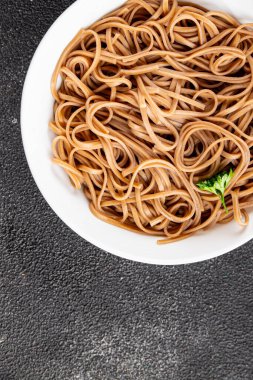 Karabuğday erişteli soba bir kâse taze Asya mutfağı masada rustik yiyecekler üst görünümde fotokopi alanı