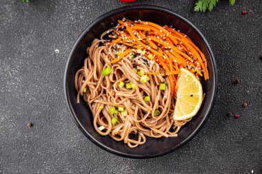 Karabuğday erişteli soba bir kâse taze Asya mutfağı masada rustik yiyecekler üst görünümde fotokopi alanı