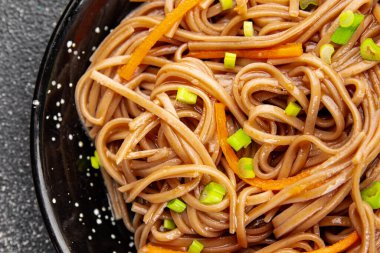 Karabuğday erişteli soba bir kâse taze Asya mutfağı masada rustik yiyecekler üst görünümde fotokopi alanı