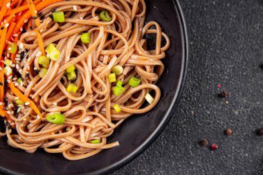 Karabuğday erişteli soba bir kâse taze Asya mutfağı masada rustik yiyecekler üst görünümde fotokopi alanı