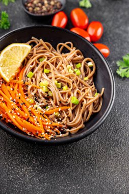 Karabuğday erişteli soba bir kâse taze Asya mutfağı masada rustik yiyecekler üst görünümde fotokopi alanı