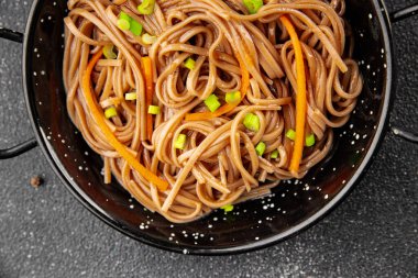 Karabuğday erişteli soba bir kâse taze Asya mutfağı masada rustik yiyecekler üst görünümde fotokopi alanı