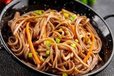 Karabuğday erişteli soba bir kâse taze Asya mutfağı masada rustik yiyecekler üst görünümde fotokopi alanı