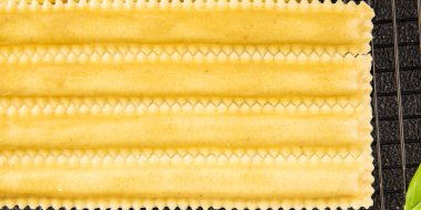 Mantar dolduran mantar, makarna, sebze, lezzetli gurme yemek, masa, kırsal yemek, fotokopi ve vejetaryen yemekleri.