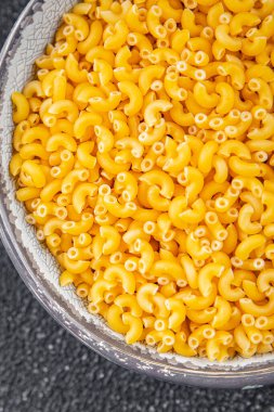 Makarna makarnası çiğ koquillette aperatifi organik ürün taze lezzetli gurme yemek arkaplanı masa rustik gıda üst görünümü fotokopi alanı