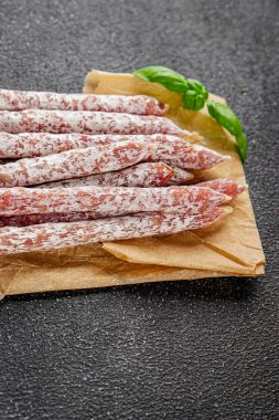 Kurutulmuş sosis aperatif salam et ürünleri doğal gıda organik ürün taze lezzetli gurme yemek arka planı masa rustik gıda üst görünümü fotokopi alanı üzerinde