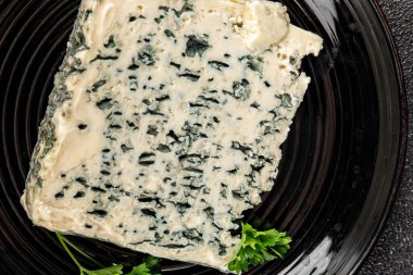 Rokfor peynirli gorgonzola peynirli peynir küflü doğal yiyecek organik ürün taze lezzetli gurme yemek arka planı masa rustik gıda üst görünümü fotokopi alanı üzerinde
