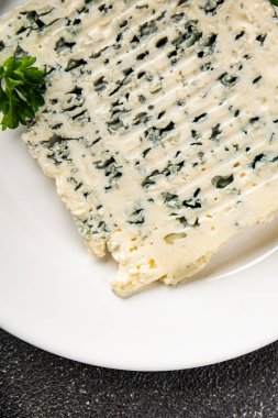 Rokfor peynirli gorgonzola peynirli peynir küflü doğal yiyecek organik ürün taze lezzetli gurme yemek arka planı masa rustik gıda üst görünümü fotokopi alanı üzerinde