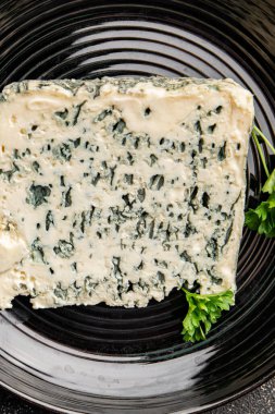 Rokfor peynirli gorgonzola peynirli peynir küflü doğal yiyecek organik ürün taze lezzetli gurme yemek arka planı masa rustik gıda üst görünümü fotokopi alanı üzerinde